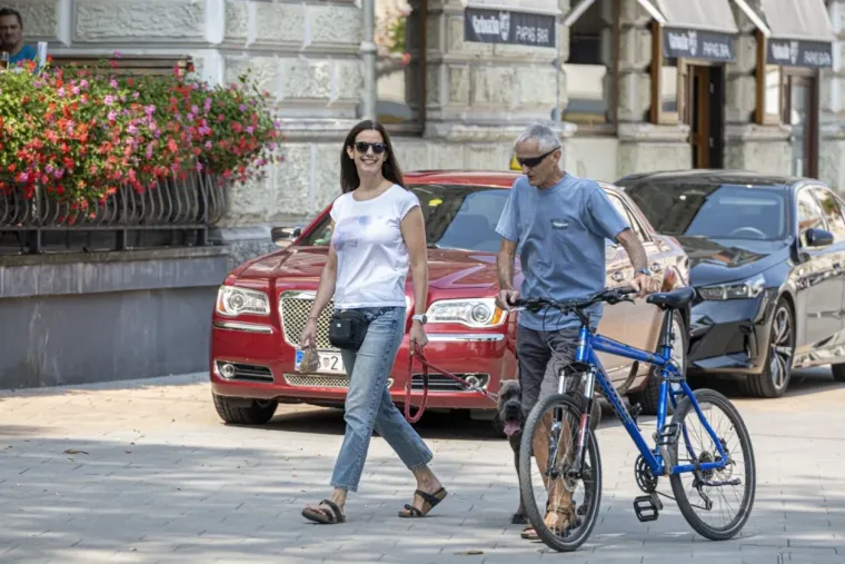 Tetovirane noge istaknula u minici: Ova dama bila je glavna atrakcija Karlovca