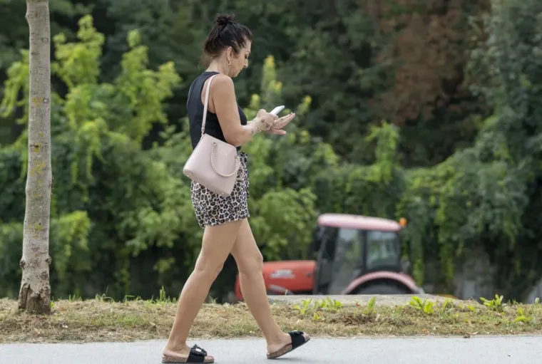 Tetovirane noge istaknula u minici: Ova dama bila je glavna atrakcija Karlovca