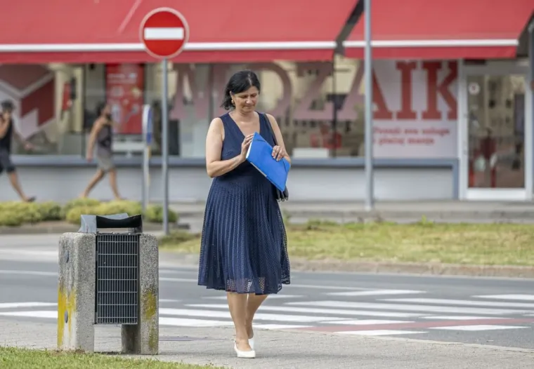 Tetovirane noge istaknula u minici: Ova dama bila je glavna atrakcija Karlovca