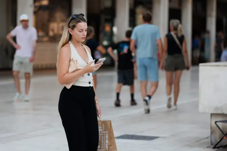 Samozatajna plavuša osvojila centar Zadra u očaravajućem izdanju