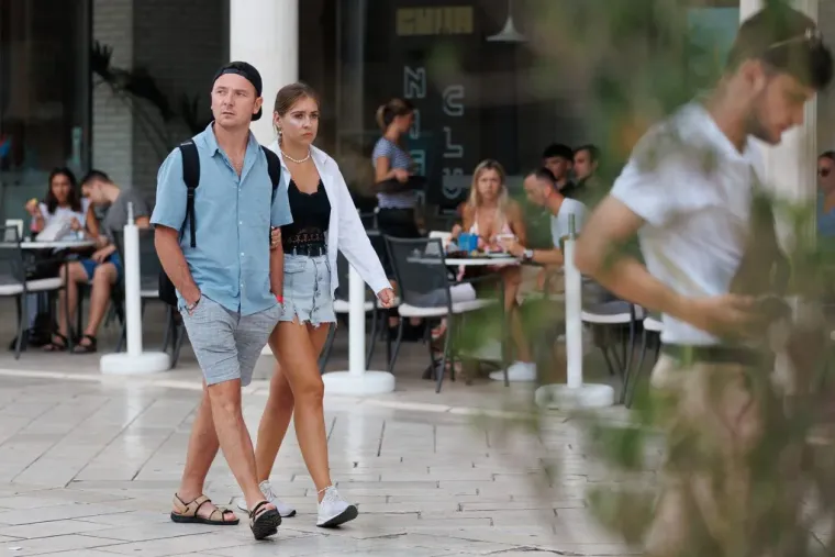 Samozatajna plavuša osvojila centar Zadra u očaravajućem izdanju