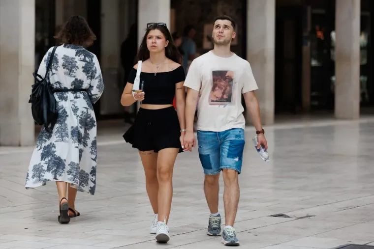 Samozatajna plavuša osvojila centar Zadra u očaravajućem izdanju