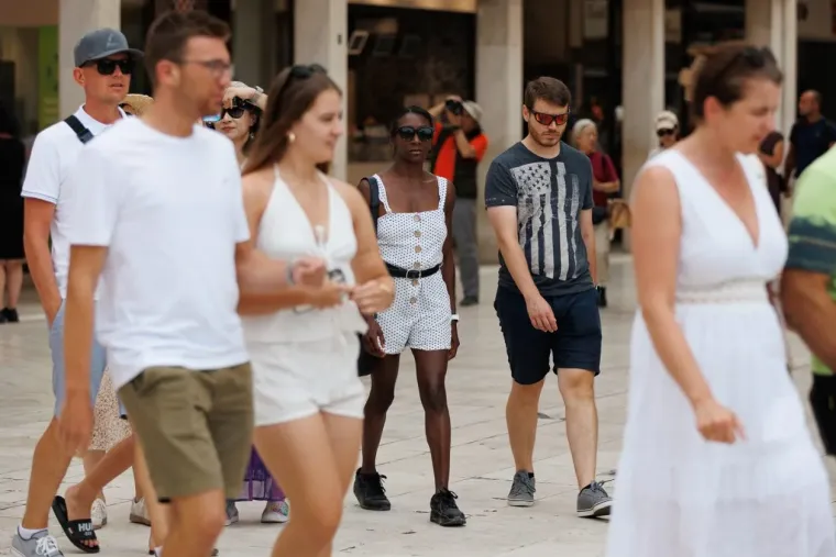 Samozatajna plavuša osvojila centar Zadra u očaravajućem izdanju