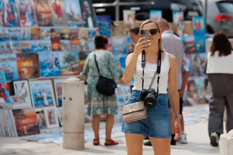 Samozatajna plavuša osvojila centar Zadra u očaravajućem izdanju