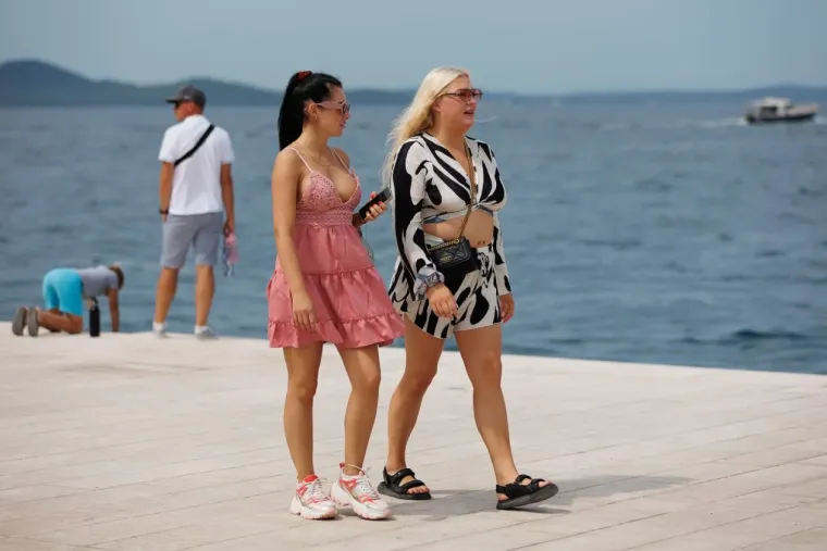 Samozatajna plavuša osvojila centar Zadra u očaravajućem izdanju