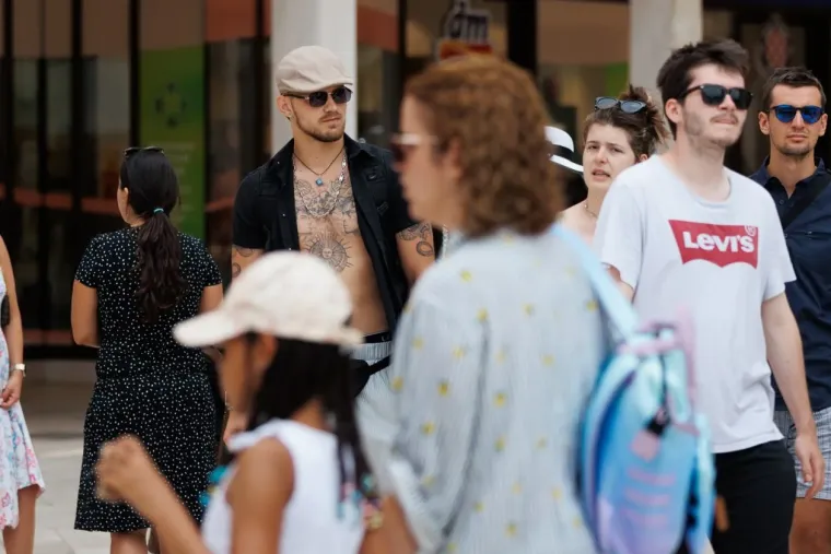 Samozatajna plavuša osvojila centar Zadra u očaravajućem izdanju