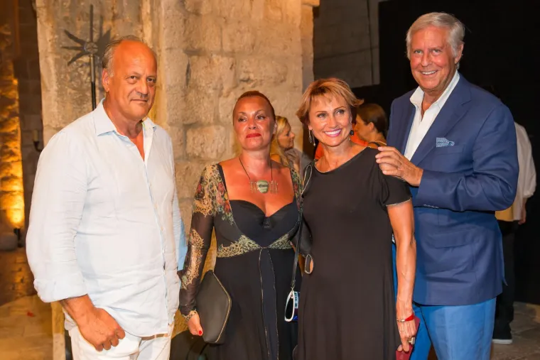 Zrinka Cvite&scaron;ić u Dikanovom zagrljaju: Ovo su zvijezde koje su se okupile na premijeri Othella