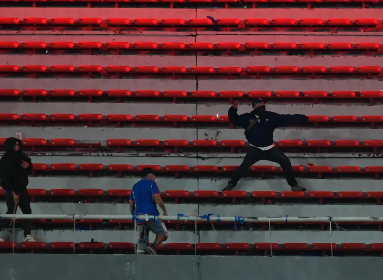 Stravične scene: Uhićeno 90 ljudi, navijači se gađali i bombama