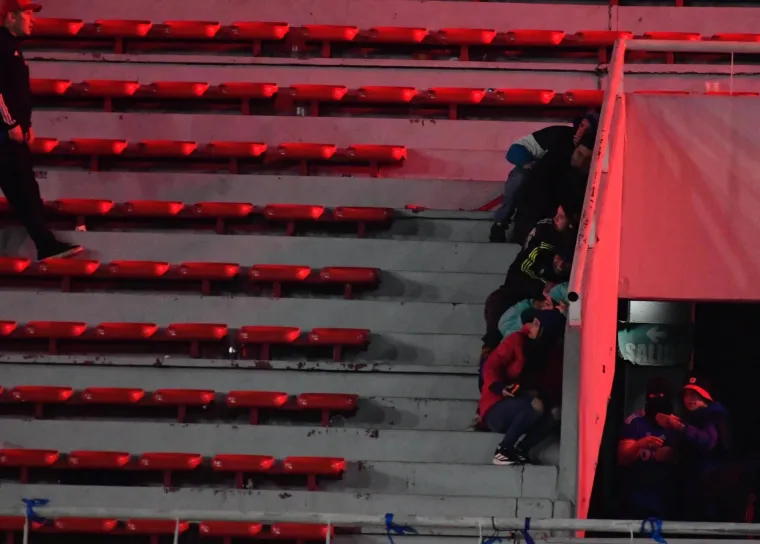 Stravične scene: Uhićeno 90 ljudi, navijači se gađali i bombama