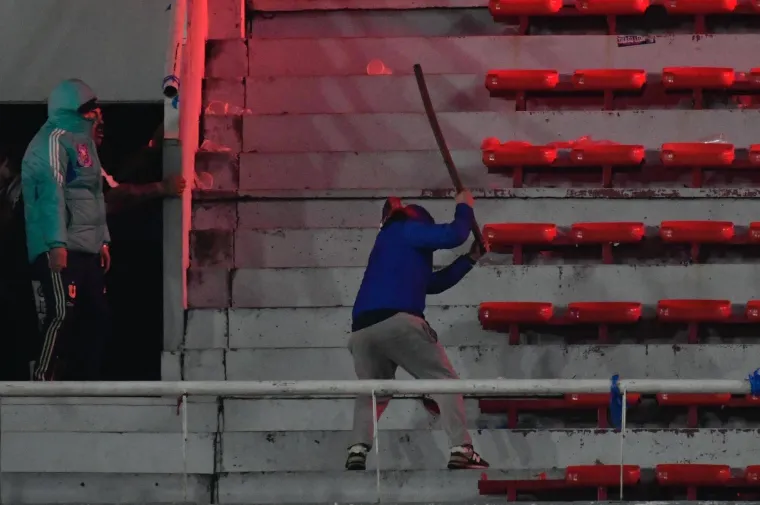 Stravične scene: Uhićeno 90 ljudi, navijači se gađali i bombama