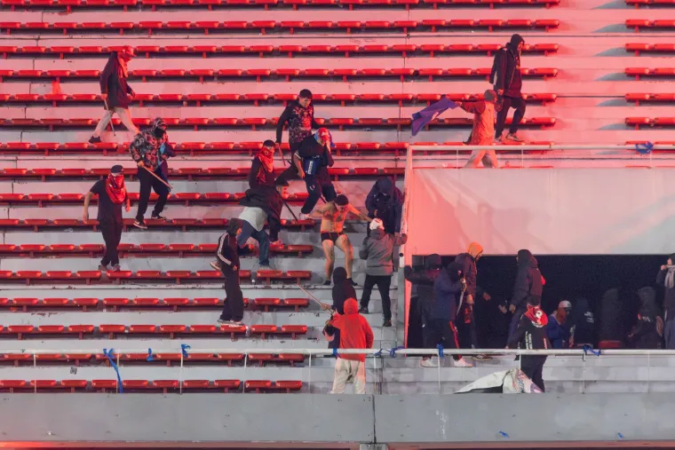 Stravične scene: Uhićeno 90 ljudi, navijači se gađali i bombama