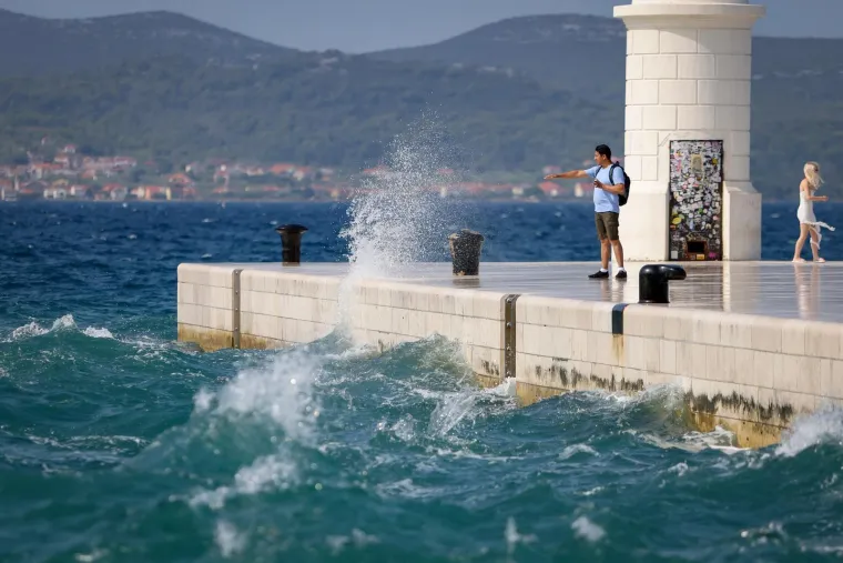Bosonoga plavuša pozirala uz valove poput vile: Vjetar joj nije smetao