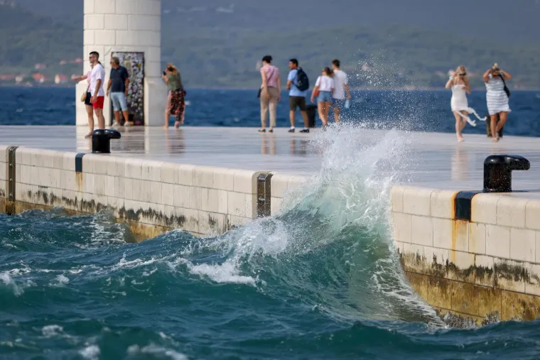 Bosonoga plavuša pozirala uz valove poput vile: Vjetar joj nije smetao