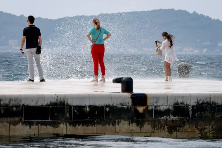 Bosonoga plavuša pozirala uz valove poput vile: Vjetar joj nije smetao