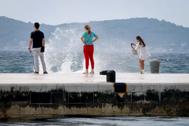 Bosonoga plavuša pozirala uz valove poput vile: Vjetar joj nije smetao