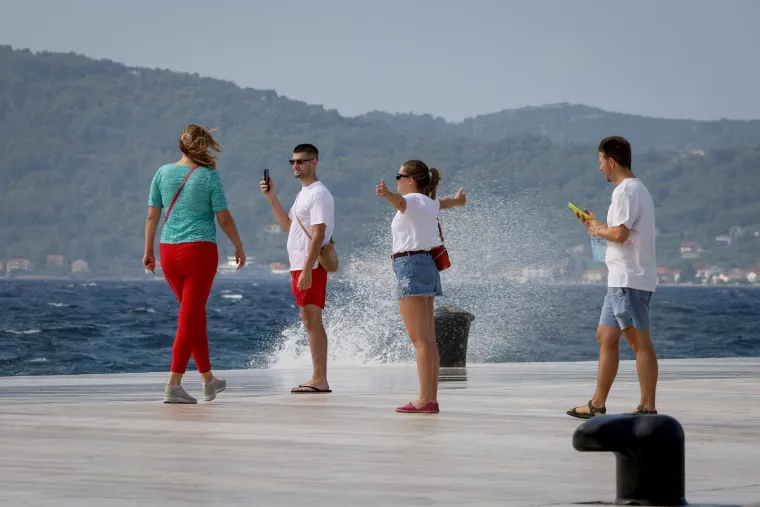 Bosonoga plavuša pozirala uz valove poput vile: Vjetar joj nije smetao