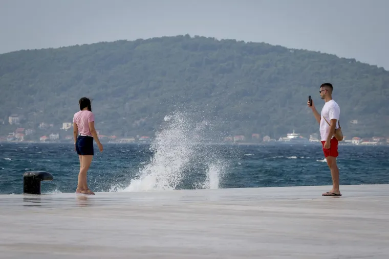 Bosonoga plavuša pozirala uz valove poput vile: Vjetar joj nije smetao