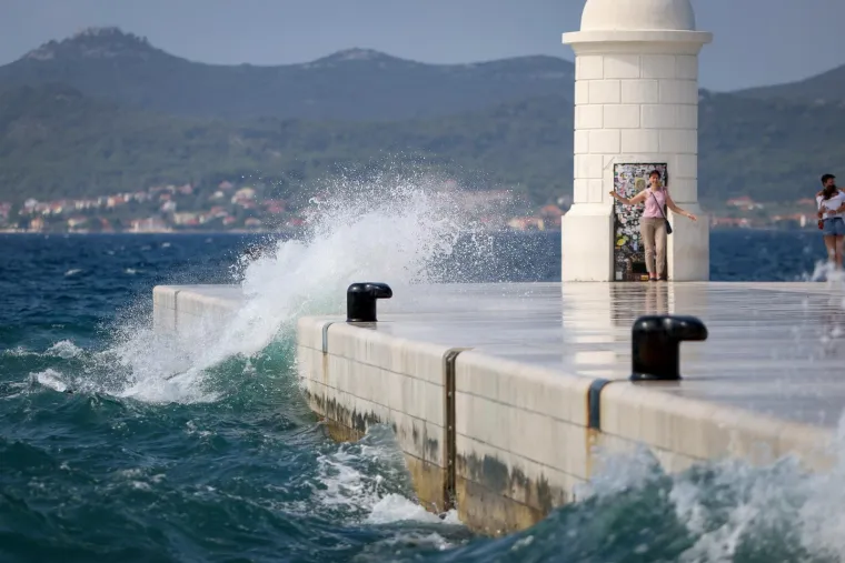 Bosonoga plavuša pozirala uz valove poput vile: Vjetar joj nije smetao