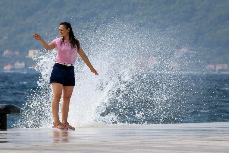 Bosonoga plavuša pozirala uz valove poput vile: Vjetar joj nije smetao