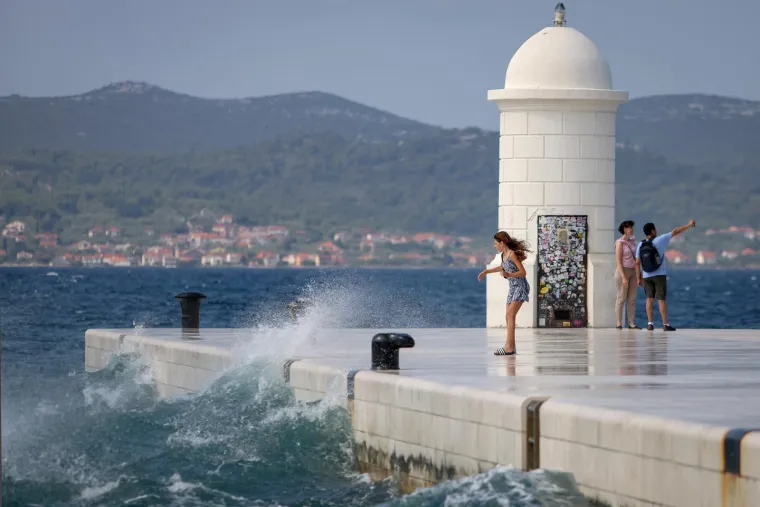 Bosonoga plavuša pozirala uz valove poput vile: Vjetar joj nije smetao