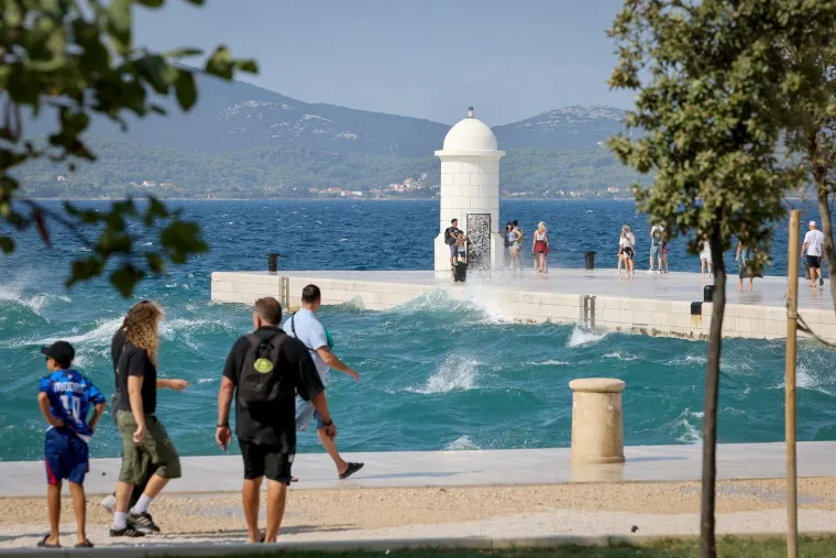 Bosonoga plavuša pozirala uz valove poput vile: Vjetar joj nije smetao
