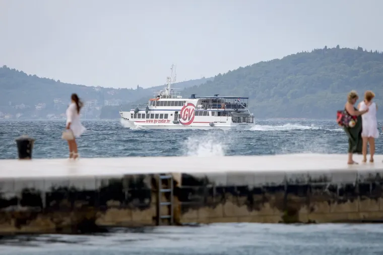 Bosonoga plavuša pozirala uz valove poput vile: Vjetar joj nije smetao