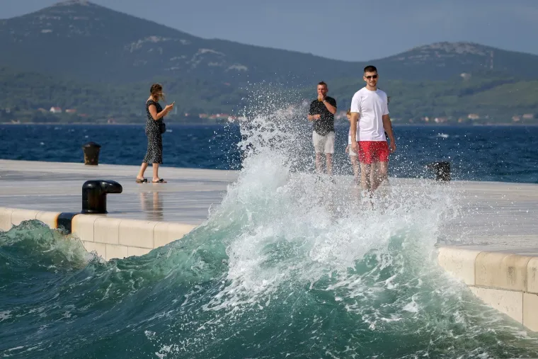 Bosonoga plavuša pozirala uz valove poput vile: Vjetar joj nije smetao