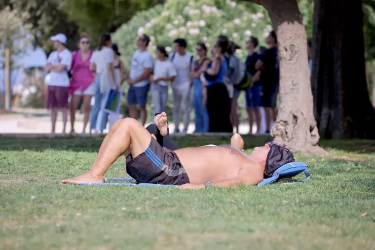 Bosonoga plavuša pozirala uz valove poput vile: Vjetar joj nije smetao