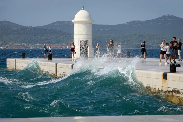 Bosonoga plavu&scaron;a pozirala uz valove poput vile: Vjetar joj nije smetao