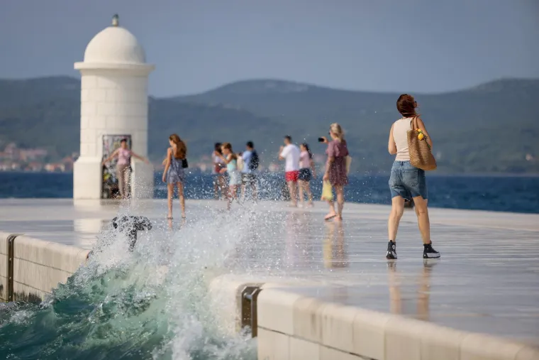 Bosonoga plavu&scaron;a pozirala uz valove poput vile: Vjetar joj nije smetao