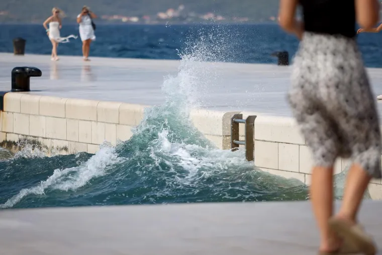 Bosonoga plavu&scaron;a pozirala uz valove poput vile: Vjetar joj nije smetao