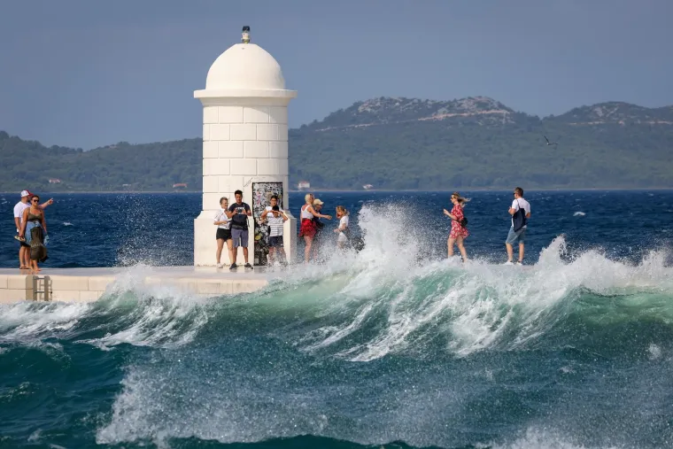 Bosonoga plavu&scaron;a pozirala uz valove poput vile: Vjetar joj nije smetao