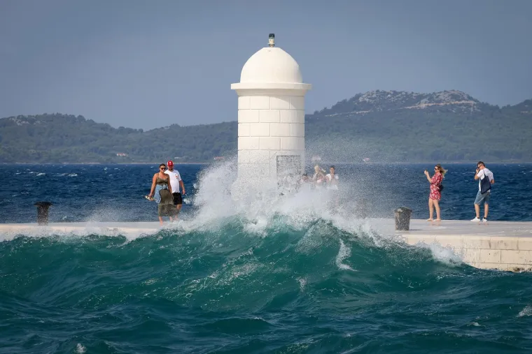 Bosonoga plavu&scaron;a pozirala uz valove poput vile: Vjetar joj nije smetao