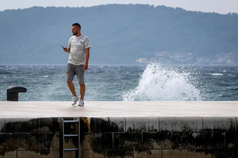 Bosonoga plavu&scaron;a pozirala uz valove poput vile: Vjetar joj nije smetao