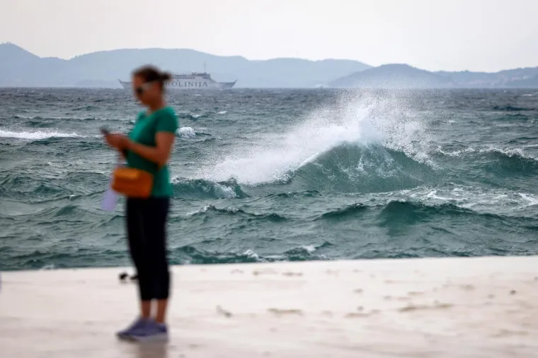 Bosonoga plavu&scaron;a pozirala uz valove poput vile: Vjetar joj nije smetao