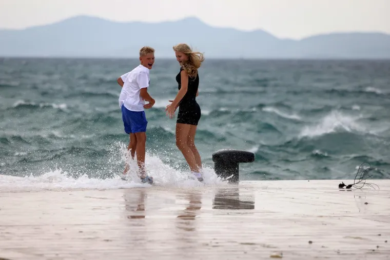 Bosonoga plavu&scaron;a pozirala uz valove poput vile: Vjetar joj nije smetao
