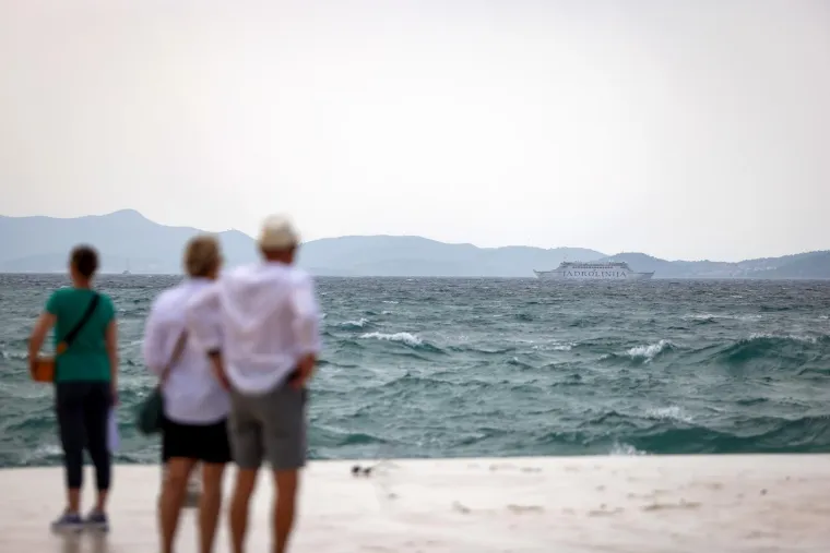 Bosonoga plavu&scaron;a pozirala uz valove poput vile: Vjetar joj nije smetao