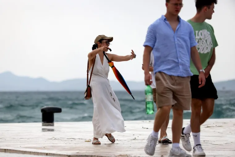 Bosonoga plavu&scaron;a pozirala uz valove poput vile: Vjetar joj nije smetao