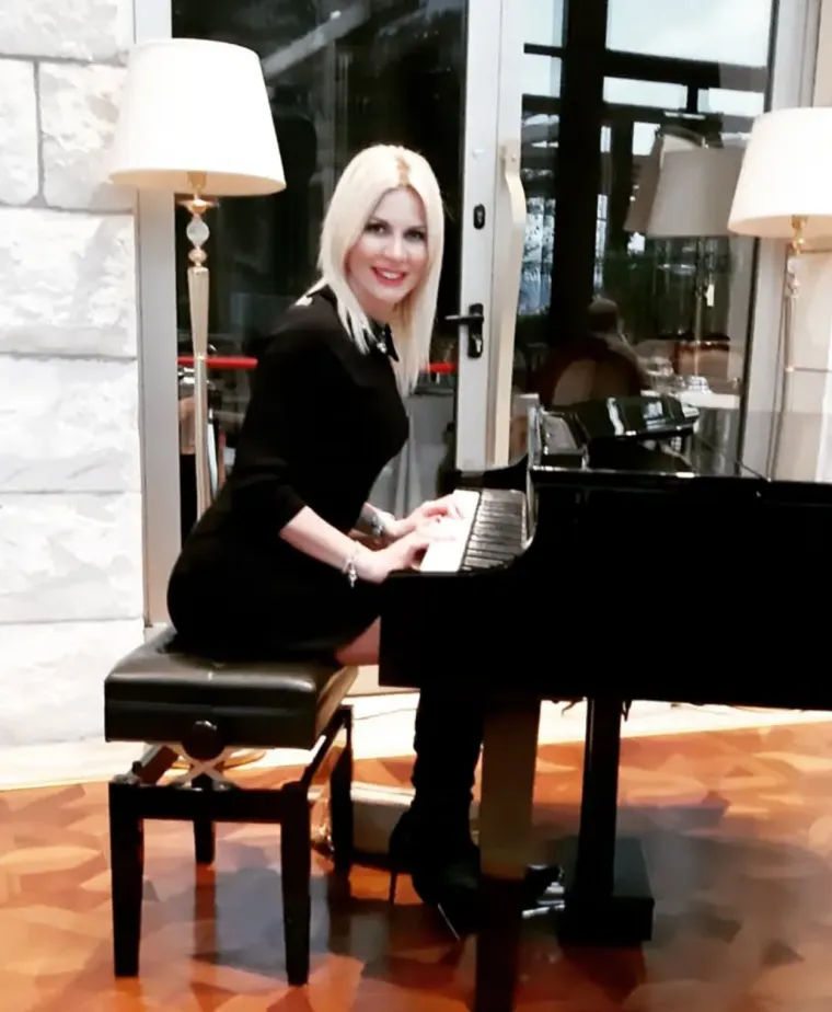 Dijeli ih razlika od 27 godina: Domaći glumac zaveo lijepu Esteru, njihova ljubav traje godinama