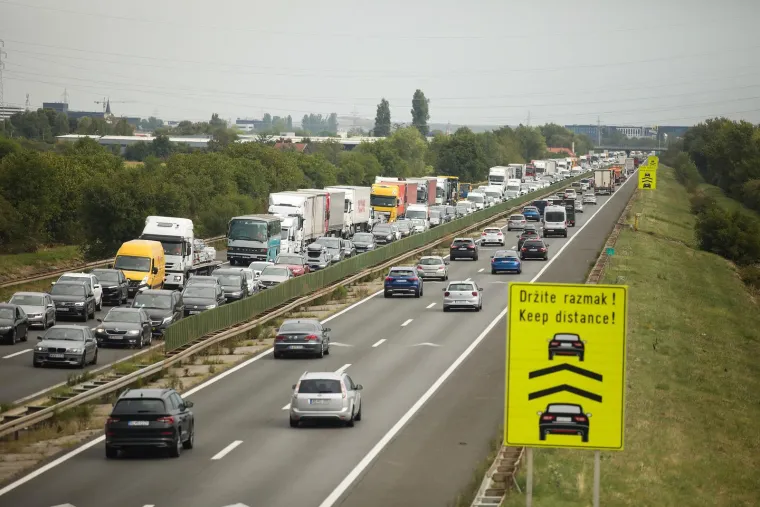 Ogromne gužve na zagrebačkoj obilaznici zbog nesreće: Među 10 ozlijeđenih je i dijete