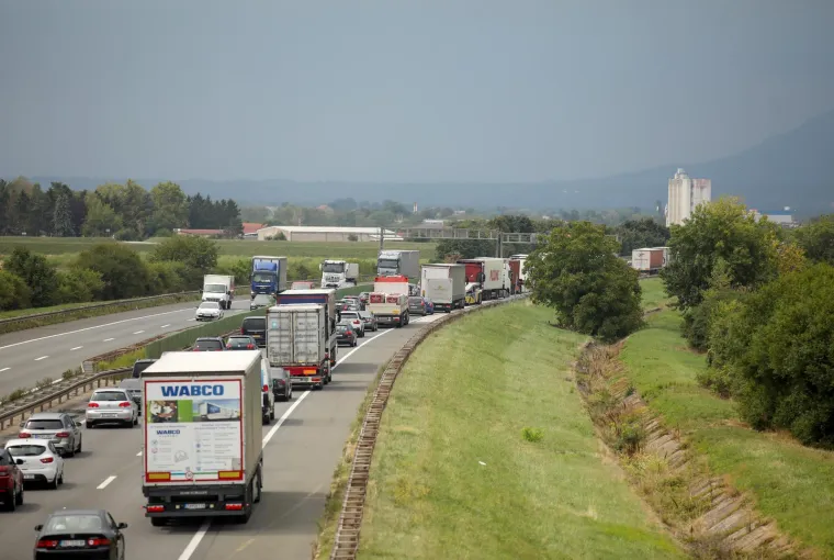 Ogromne gužve na zagrebačkoj obilaznici zbog nesreće: Među 10 ozlijeđenih je i dijete