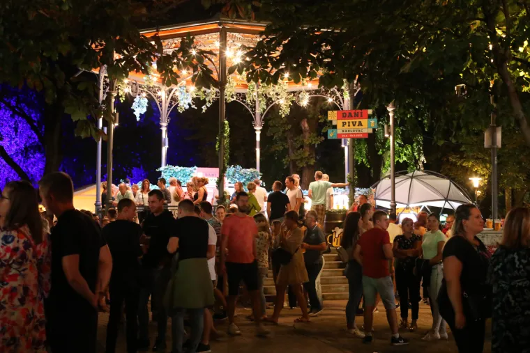 Djevojke s pivom i velikim perecom ukrale pažnju, ali najvi&scaron;e odu&scaron;evila &scaron;efica poznate pivovare