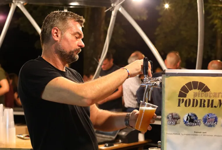 Djevojke s pivom i velikim perecom ukrale pažnju, ali najvi&scaron;e odu&scaron;evila &scaron;efica poznate pivovare