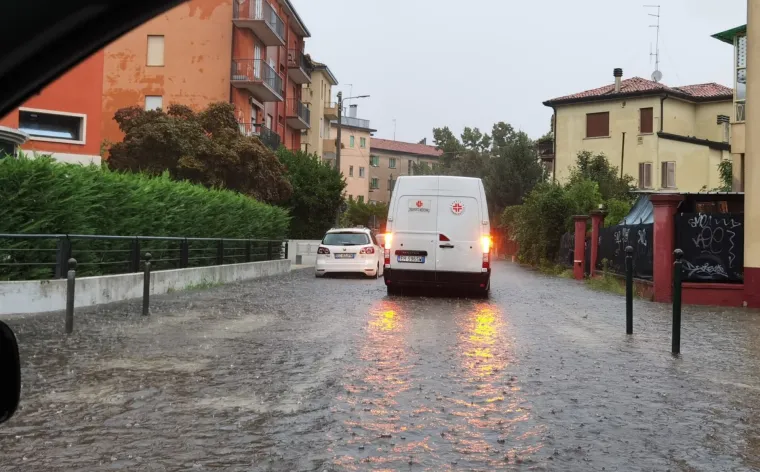 Poplave u susjedstvu: Ulice se pretvorile u rijeke, bujice već odnijele jedan život