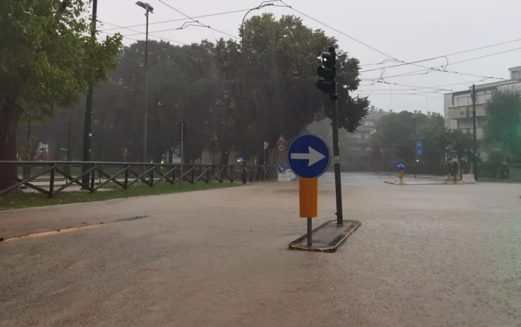 Poplave u susjedstvu: Ulice se pretvorile u rijeke, bujice već odnijele jedan život