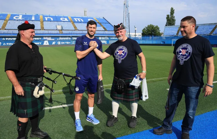 Kakva ludnica na Maksimiru: Za Dinamovog &Scaron;kota zasvirale gajde pa stigla i rakija