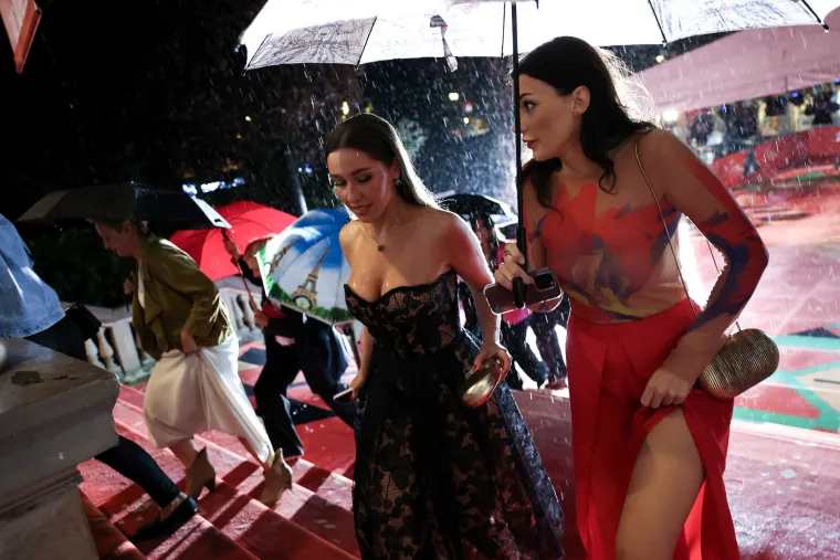 Glumica o kojoj je brujila regija na crvenom tepihu pokazala da glamur ne zna za ki&scaron;u