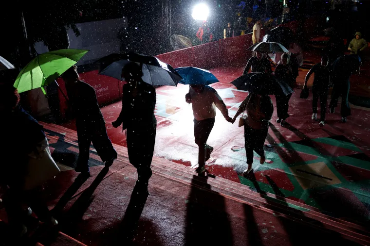 Glumica o kojoj je brujila regija na crvenom tepihu pokazala da glamur ne zna za ki&scaron;u