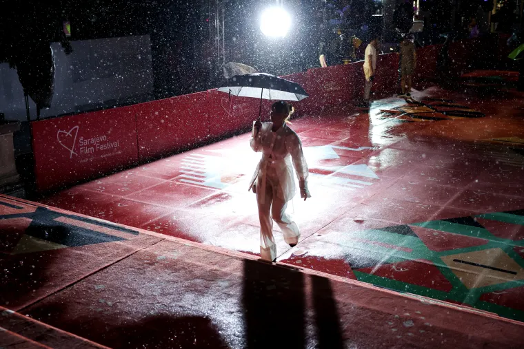 Glumica o kojoj je brujila regija na crvenom tepihu pokazala da glamur ne zna za ki&scaron;u