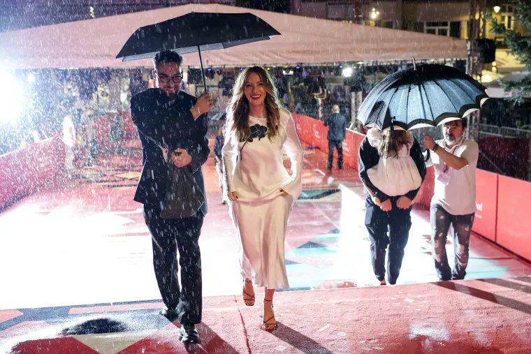 Glumica o kojoj je brujila regija na crvenom tepihu pokazala da glamur ne zna za ki&scaron;u